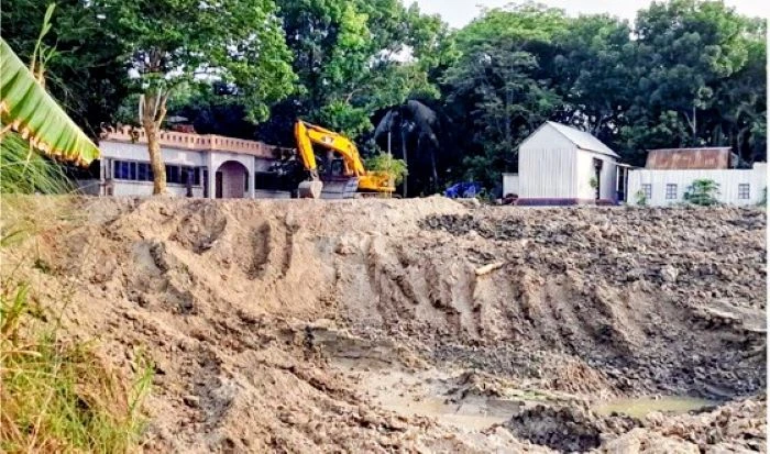 চরভদ্রাসনে পদ্মা পাড়ে গভীর খনন, বর্ষায় ভাঙনের শঙ্কায় সড়ক ও সিসি ব্লক বাঁধ